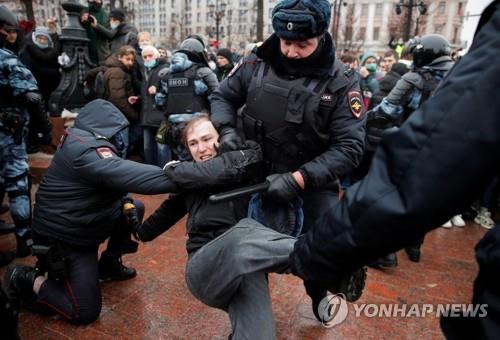 '나발니 석방' 촉구 시위대 체포하는 러시아 경찰 (모스크바 로이터=연합뉴스) 23일(현지시간) 러시아 모스크바에서 경찰이 야권 운동가 알렉세이 나발니의 석방을 촉구하는 시위 참가자를 체포하고 있다. 독일서 독극물 중독 치료를 받고 귀국한 뒤 구금된 나발니의 석방을 촉구하는 지지자들의 시위가 이날 러시아 전역에서 벌어졌다.      leekm@yna.co.kr