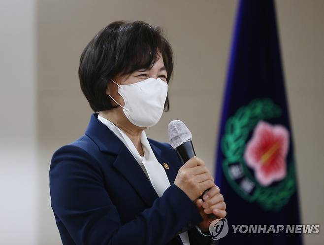 '독립운동가 최재형상' 시상식 참석한 추미애 장관 (서울=연합뉴스) 한종찬 기자 = 추미애 법무부 장관이 25일 서울 여의도 광복회관에서 열린 '독립운동가 최재형상' 시상식에 참석해 인사말하고 있다. saba@yna.co.kr