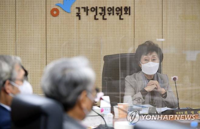 전원위원회 진행하는 최영애 국가인권위원장 (서울=연합뉴스) 최영애 국가인권위원장과 상임위원들이 25일 서울 중구 국가인권위원회에서 열린 전원위원회를 진행하고 있다.      이날 인권위는 전 서울시장 성희롱 등 직권조사 결과 보고를 의결 안건으로 상정해 논의했다. 2021.1.25 [사진공동취재단] photo@yna.co.kr