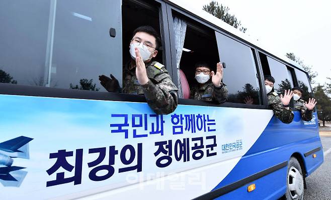 공군 제19전투비행단 장병들이 언택트 드라이브 프로그램 출발 전 기념촬영을 하고 있다. (사진=공군)