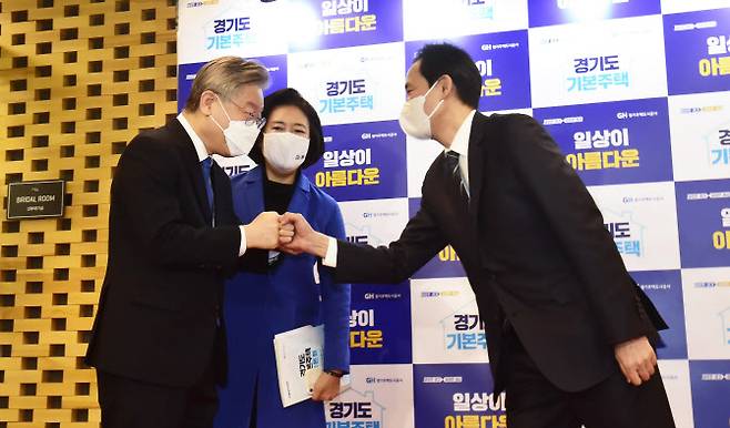 26일 서울 글래드호텔에서 열린 ′경기도 기본주택 국회 토론회′에 참석한 이재명 지사(왼쪽)가 박영선 전 중소벤처기업부 장관, 우상호 의원과 인사하고 있다.(사진=뉴시스)