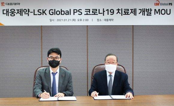 [사진= LSK Global PS 이영작 대표(오른쪽)와 대웅제약 전승호 대표(왼쪽)가 지난 21일 호이스타정 공동 임상개발 협력 MOU를 체결하고 있다.]
