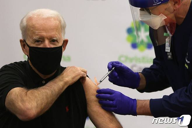 조 바이든 미국 대통령이 백신 접종을 받고 있다. © AFP=뉴스1