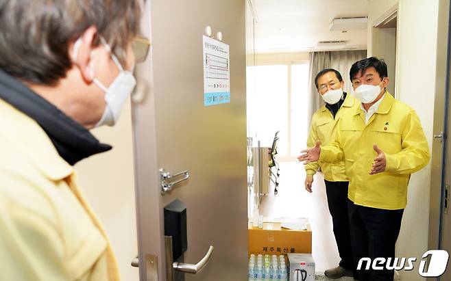 원희룡 제주도지사가 지난해 12월30일 오전 서귀포시 국세공무원교육원에 문을 연 제1생활치료센터를 방문해 시설을 점검하고 있다.(제주도 제공)© News1