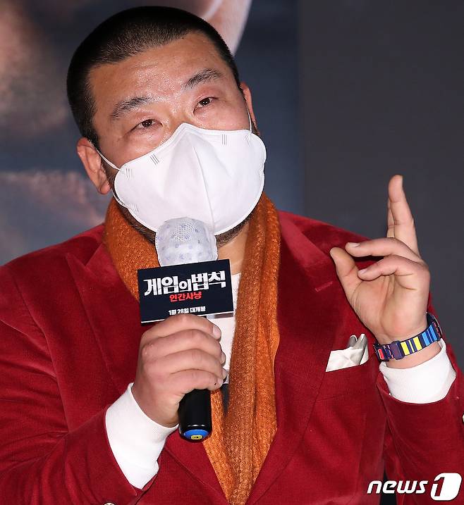 배우 조경훈이 26일 오후 서울 광진구 롯데시네마 건대입구에서 열린 영화 ‘게임의 법칙: 인간사냥’ 기자간담회에 참석해 진행자 질문에 답변하고 있다. ‘게임의 법칙: 인간사냥’은 외딴섬의 여행지를 찾은 정환(김성수 분)이 살인마의 표적이 되면서 살아남기 위해 고군분투하는 생존 스릴러다. 2021.1.26/뉴스1 © News1 김진환 기자