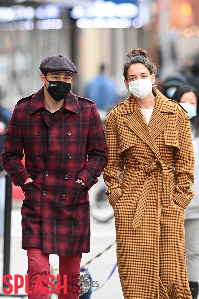 케이티 홈즈와 에밀리오 비톨로 /사진제공=Splash News © 뉴스1