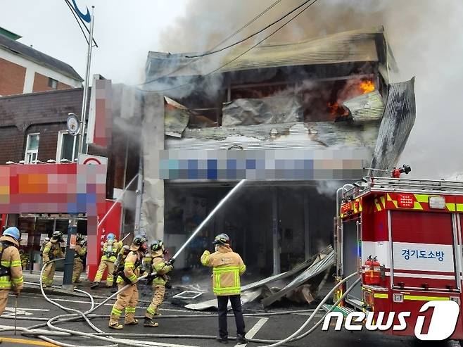 (부천=뉴스1) 정진욱 기자 = 26일 낮 12시 27분쯤 경기 부천시 심곡본동의 한 자동차 정비소에서 화재가 발생했다. 소방대원이 화재를 진압하고 있다.(경기부천소방서 제공)2021.1.26/뉴스1 © News1 정진욱 기자