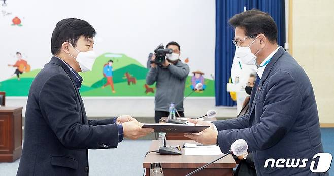 원희룡 제주도지사가 26일 오후 제주도청 탐라홀에서 제주도의회 의원 선거구 획정 위원회의 한 위원에게 위촉장을 전달하고 있다.(제주도 제공)© News1