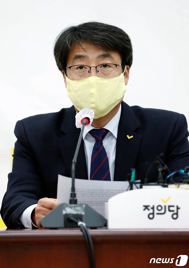 김윤기 정의당 대표 직무대행이 26일 서울 여의도 국회에서 열린 전략협의회에서 발언하고 있다. 2021.1.26/뉴스1 © News1 성동훈 기자