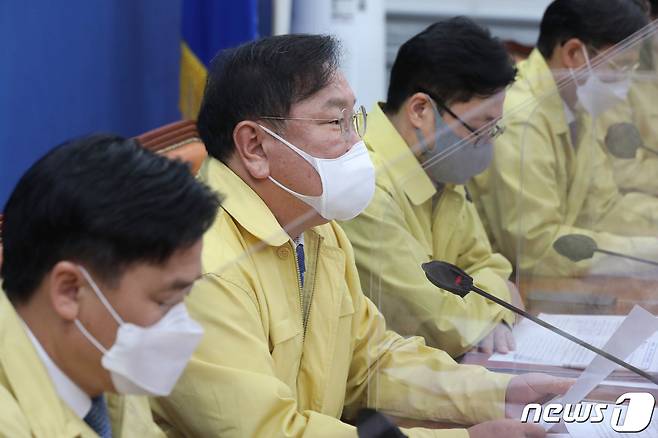 김태년 더불어민주당 원내대표가 26일 서울 여의도 국회에서 열린 원내대책회의에서 모두발언을 하고 있다. 2021.1.26/뉴스1 © News1 성동훈 기자