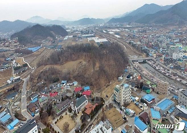 26일 충북 음성군이 올해 34억원을 투입해 도시계획시설을 확충한다고 밝혔다. 사진은 올해 보상에 들어가는 금왕읍 용담산 근린공원 용지.(음성군 제공)2021.1.26/ © 뉴스1