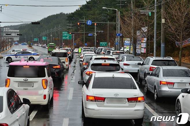 26일 경북 포항시 북구 양덕동 한마음체육관 신종코로나바이러스 감염증(코로나19)승차검사소에서 검사를 받기 위해 나온 시민들이 탄 승용차들이 긴 줄을 이루고 있다. 2021.1.26/뉴스1 © News1 최창호 기자