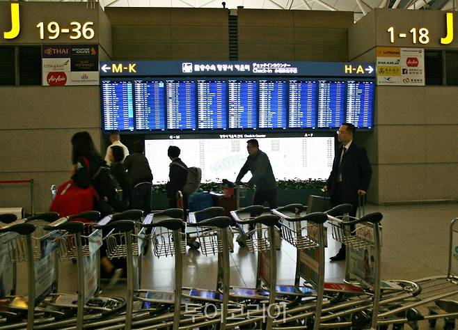 이용객이 없어 세워져 있는 인천공항 카트