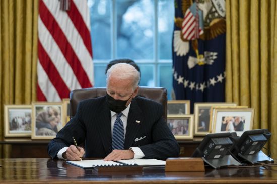 25일(현지시간) 조 바이든 미국 대통령이 자신의 백악관 집무실에서 트랜스젠더의 군 복무를 허용하는 행정명령에 서명하고 있다. 워싱턴(미국)=AP연합