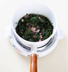 2. 냄비에 참기름을 두르고 쇠고기와 다진 마늘을 넣어 센 불에 3분 정도 볶다가 미역을 넣어 볶는다.