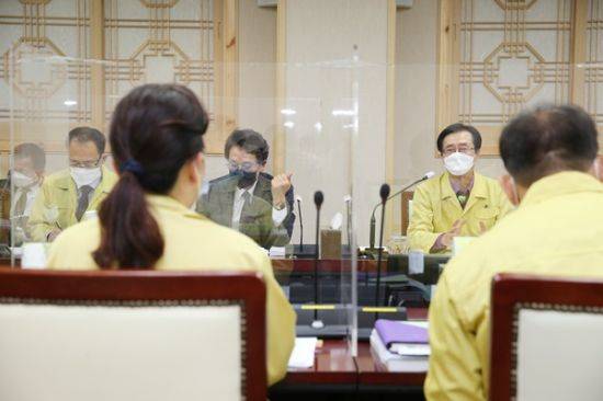 신안군이 지역 출신 전라남도의회 (가운데)정광호 농수산위원장, 김문수 기획행정위원회 위원과 지역 주요 현안 사업을 설명하고 도 예산 확보를 위한 정책간담회를 가졌다. (사진=신안군 제공)