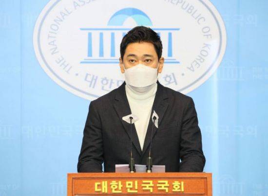 서울시장 보궐선거에 출마한 오신환 전 국민의힘 의원이 25일 국회 소통관에서 '박원순 전 서울시장의 성추행 의혹'과 관련해 진상조사를 위한 정책 공약을 밝히고 있다. / 사진=연합뉴스