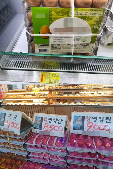 대형마트(위)에서 9380원에 계란이 판매되고 있다. 전통시장에서도 계란 한판에 9000원까지 오른 가격으로 판매 중이다. /김민정 기자