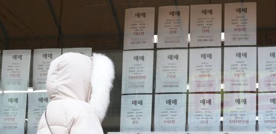 한 시민이 세종시의 한 공인중개업소 매물정보 게시판에 붙은 아파트 매매가격표를 바라보고 있다. <연합뉴스>