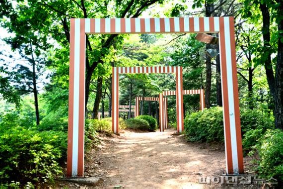 김포 국제조각공원-다니엘뷔렌 숲을 지나서. 사진제공=김포시