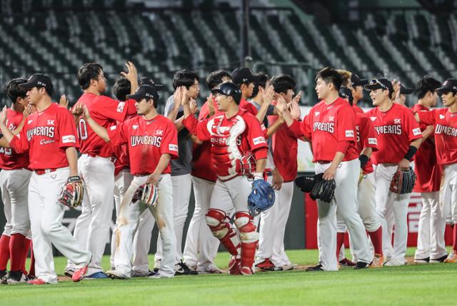 SK 와이번스를 운영하는 SK텔레콤은 26일 신세계그룹과 SK와이번스 야구단 매각 관련 양해각서(MOU)를 체결했다. 연합뉴스