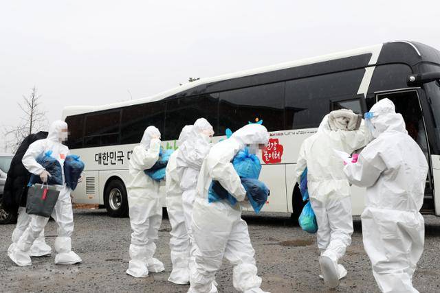 대전 IEM국제학교에서 집합 교육을 받다 강원 홍천의 한 교회로 이동했던 MTS수련생들이 26일 생활치료센터로 가는 버스로 발걸음을 옮기고 있다. 연합뉴스