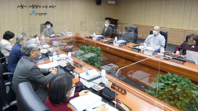 최영애 국가인권위원장과 상임위원들이 25일 서울 중구 국가인권위원회에서 열린 전원위원회를 진행하고 있다. 연합뉴스