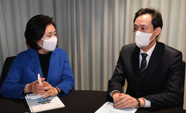 4월 서울시장 보궐선거에 나선 더불어민주당 소속 박영선(왼쪽) 전 중소벤처기업부장관과 우상호 의원이 26일 서울 여의도 글래드호텔에서 열린 경기도 기본주택 토론회에 앞서 대화하고 있다. 오대근 기자