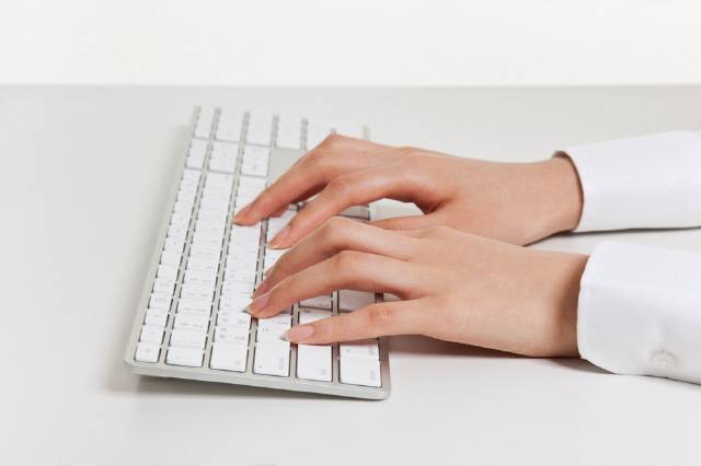 키보드를 장시간 사용하면 손가락을 펴는 신근이 부담을 받아 통증을 유발할 수 있다./사진=클립아트코리아