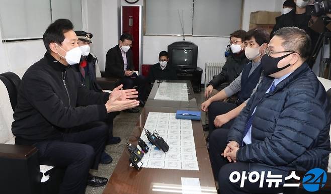 서울시장 후보로 나선 국민의힘 오세훈 전 서울시장(왼쪽)이 26일 오후 서울시 독산동 택시회사를 방문해 업계의 목소리를 듣고 의견을 나눴다. (오른쪽부터) 경복운수 정승윤 대표, 동신운수 이희수 노조위원장. [국회사진취재단]