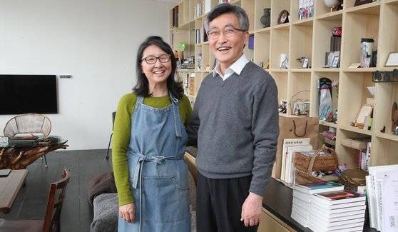 30호 가수 이승윤 씨의 아버지 이재철 목사와 어머니 정애주 홍성사 대표. [중앙포토]