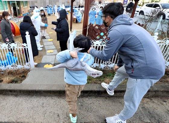 광주에서 북구의 한 교회 관련 확진자가 15명의 쏟아져 나와 24일 오전 확진자가 다녀간 광주 북구의 한 유치원에 차려진 임시 선별진료소에서 어린이가 코로나19 진단 검사를 받기 위해 대기하고 있다.연합뉴스
