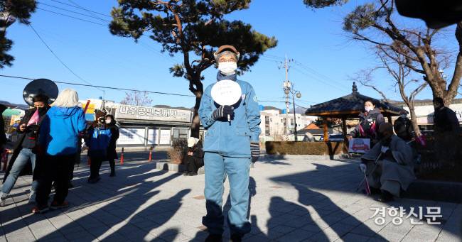 청와대를 목적지로 도보 투쟁 중인 김진숙 지도위원이 투쟁 이틀째인 지난달 31일 오후 경남 밀양시 삼량진역에서 기념 촬영을 하고 있다.권도현 기자