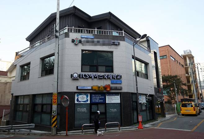 지난  25일 광주 북구 신용동 TCS에이스국제학교의 주변이 한적하다. 선교사 양성을 목표로 운영하는 비인가 교육시설인 이 학교와 관련해서 37명의 코로나19 확진자가 나왔다. 연합뉴스.