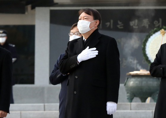 Prosecutor General Yoon Seok-youl salutes the national flag during his visit to the National Cemetery in Seoul on Jan. 4. [NEWS1]