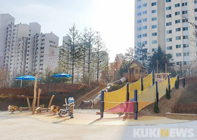 지난해 새로운 어린이공원 조성사업으로 선정된 지족실어린이공원이 새 단장을 마쳤다. 공원 중간 장애물인 비탈길이 새로운 어린이 놀이공간으로 탈바꿈했다.