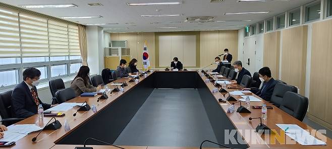 학교도서관발전위원회에서 학교도서관 운영계획을 심의하는 모습.