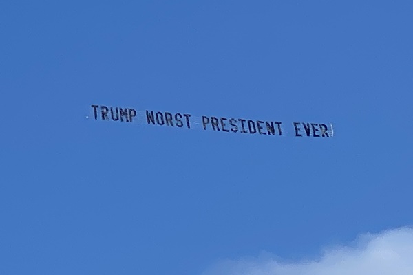 플로리다주 팜비치 상공에 트럼프 전 대통령을 조롱하는 플래카드가 펼쳐졌다. 대니얼 울펠더 변호사 트위터 캡처