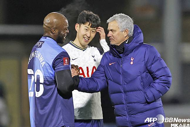 손흥민(가운데)이 FA컵 4라운드 승리 후 웃고 있다. 오른쪽은 주제 무리뉴 토트넘 감독, 왼쪽은 과체중 축구선수로 유명했던 위컴의 아데바요 아킨펜와. 사진(영국 버킹엄셔)=AFPBBNews=News1