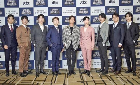 26일 오후 온라인으로 진행된 JTBC '팬텀싱어 올스타전' 제작발표회에서 결승에 진출한 9팀의 리더들이 카메라를 향해 포즈를 취하고 있다. /사진=JTBC 제공