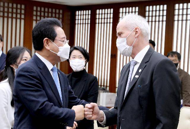 김영록 전라남도 지사가 26일 오후 전남도청 접견실에서 아이너 예션 주한 덴마크 대사와 해상풍력 등 신재생에너지 산업 상생 발전방안에 대해 논의를 마치고 주먹인사를 나누고 있다./전남도