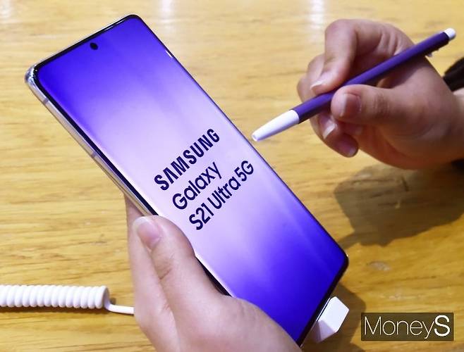 삼성전자의 갤럭시S21 시리즈에서 사진 촬영 시 화면이 보라색으로 바뀌거나 멈추는 등의 이상현상이 발생했다는 소비자 사례가 잇따라 보고됐다. /사진=임한별 기자