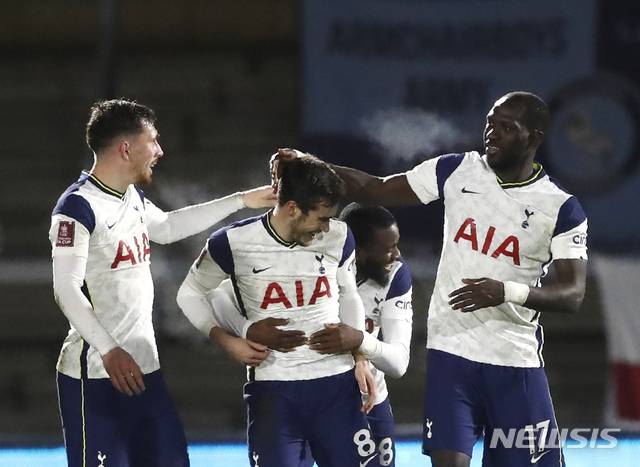 [하이위컴=AP/뉴시스]토트넘의 해리 윙크스(가운데)가 25일(현지시간) 영국 하이위컴의 애덤스 파크 경기장에서 열린 2020-21 잉글랜드축구협회(FA)컵 위컴 원더러스(2부)와의 4라운드(32강) 경기 후반 41분경 역전 골을 넣고 동료들의 축하를 받고 있다. 토트넘은 개러스 베일의 동점 골, 윙크스의 역전 골과 후반 투입된 손흥민의 도움을 받은 은돔벨레의 쐐기 골 등을 묶어 4-1로 승리했다. 2021.01.26.