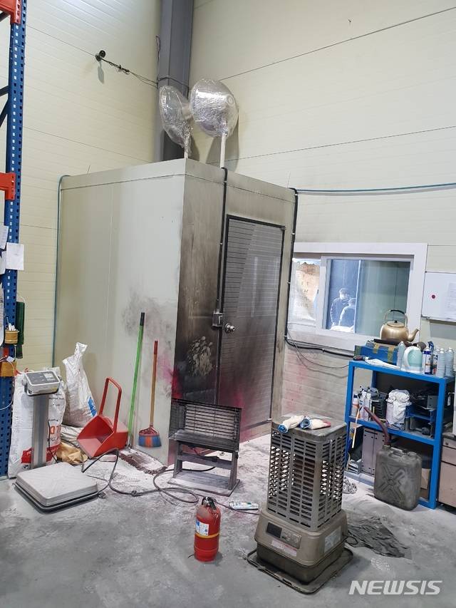 [김포=뉴시스] 김동영 기자 = 지난 25일 낮 12시31분께 경기 김포 대곶면 금속 제조공장 창고 내 전기난로 위에 올려놓은 래커통이 폭발해 1명이 다쳤다. 2021. 1.26. (사진=김포소방서 제공)