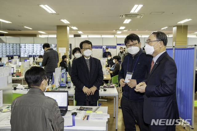 박종대 기자 = 26일 경기대학교 김인규 총장이 코로나19 생활치료센터로 활용됐던 학교 기숙사인 드림타워를 방문해 의료진과 경기도 및 수원시 공무원을 격려하고 있다. 2021.26. pjd@newsis.com (사진=경기대학교 제공)