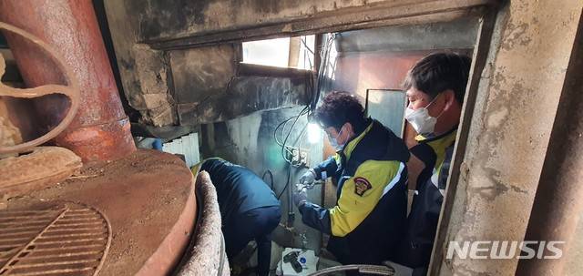 [홍성=뉴시스]충남소방 화목보일러 스프링클러 설치 모습.