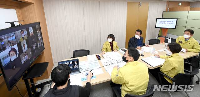 26일 경북도가 '코로나19 예방접종 지역협의체'를 출범, 영상회의를 하고 있다