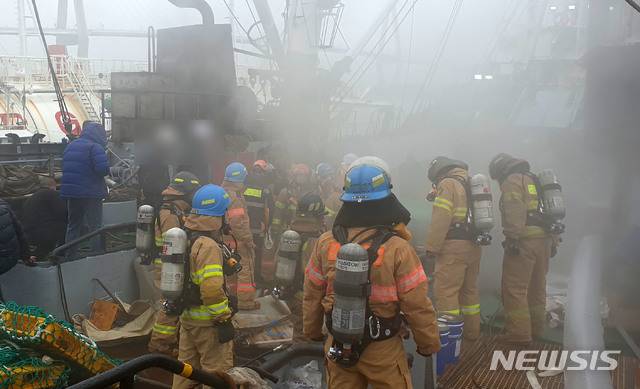 [부산=뉴시스] 26일 오전 부산 영도구의 한 부두에 정박 중인 러시아 어선 A호(854t)의 엔진룸에 설치된 이산화탄소 소화설비에서 가스가 누출되면서 폭발이 발생해 불이 났다. (사진=부산소방재난본부 제공)
