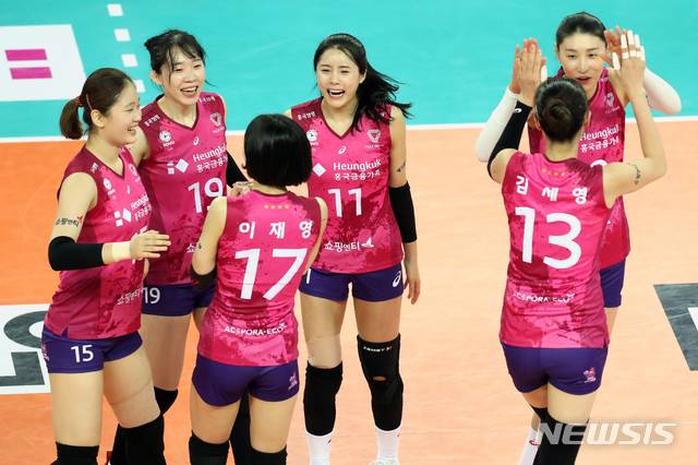 [인천=뉴시스]이윤청 기자 = 26일 인천 계양구 계양체육관에서 열린 프로배구 V리그 여자부 흥국생명과 GS칼텍스의 경기, 흥국생명 선수들이 환호하고 있다. 2021.01.26. radiohead@newsis.com