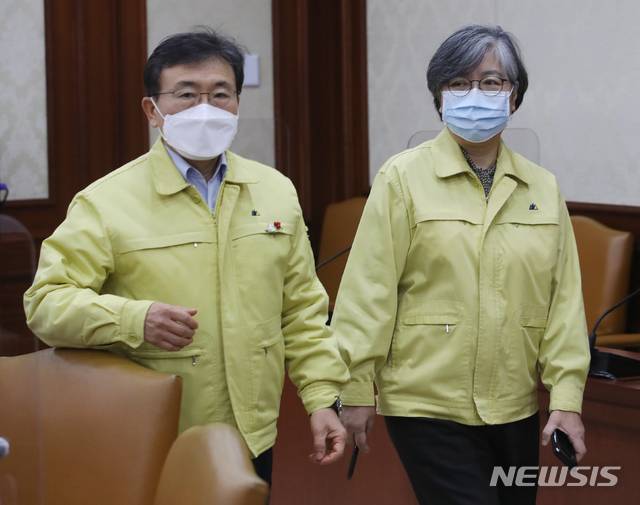 [서울=뉴시스]조수정 기자 = 권덕철 보건복지부 장관과 정은경 질병관리청장이 15일 서울 종로구 정부서울청사에서 열린 코로나19 중앙재난안전대책본부 회의에 참석하고 있다.  (공동취재사진) 2021.01.15. photo@newsis.com